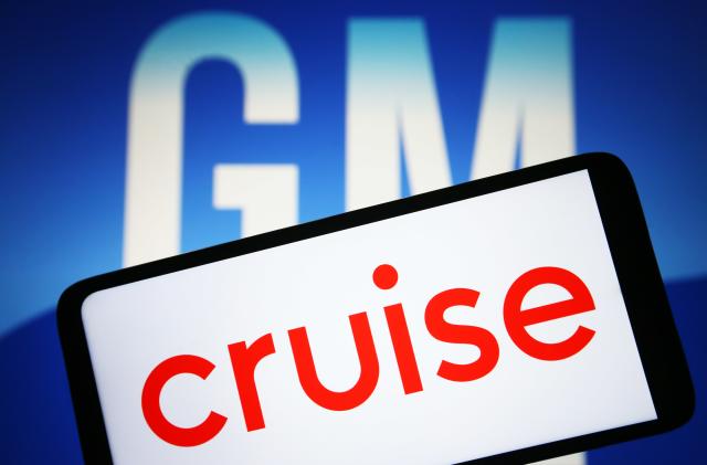 UKRAINE - 2023/04/09: In this photo illustration, Cruise LLC logo is seen on a smartphone and General Motors Company (GM) logo on a pc screen. (Photo Illustration by Pavlo Gonchar/SOPA Images/LightRocket via Getty Images)