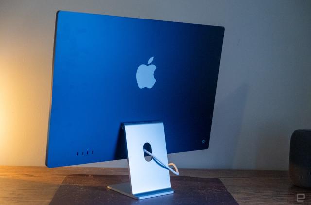 Review photos of the 2023 Apple iMac with a 24-inch screen and the M3 chip.